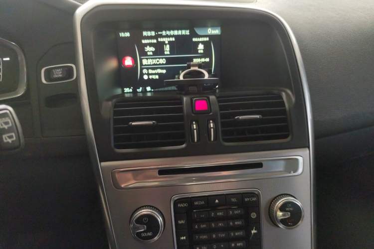 Used Volvo XC60 2017 T5 AWD Smart Range Edition Audio And AC Panel