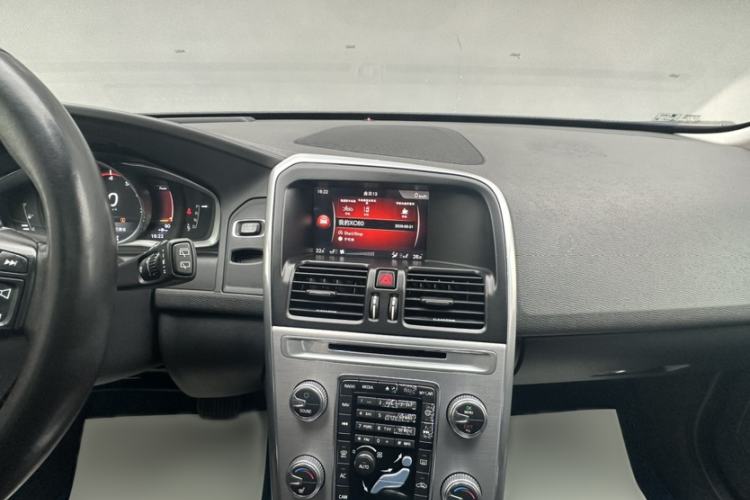 Used Volvo XC60 2017 T5 AWD Smart Upgrade Edition Audio And AC Panel