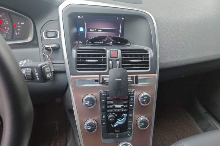 Used Volvo XC60 2017 T5 Smart Upgrade Edition Audio And AC Panel