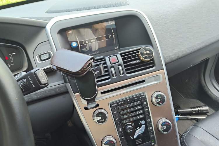 Used Volvo XC60 2017 T5 Smart Upgrade Edition Audio And AC Panel