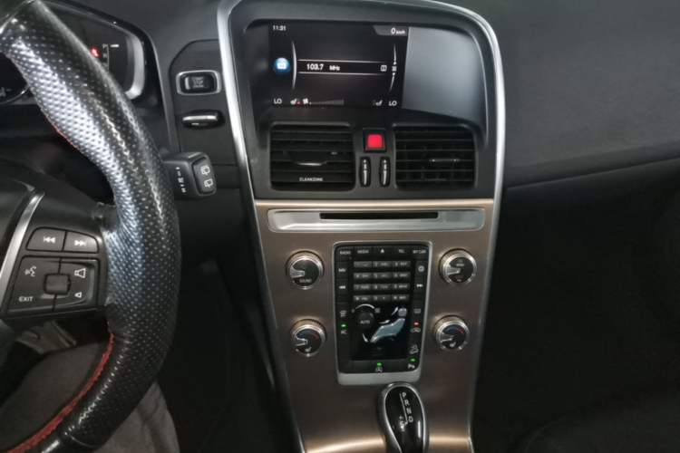 Used Volvo XC60 2017 T5 AWD Smart Upgrade Edition Audio And AC Panel