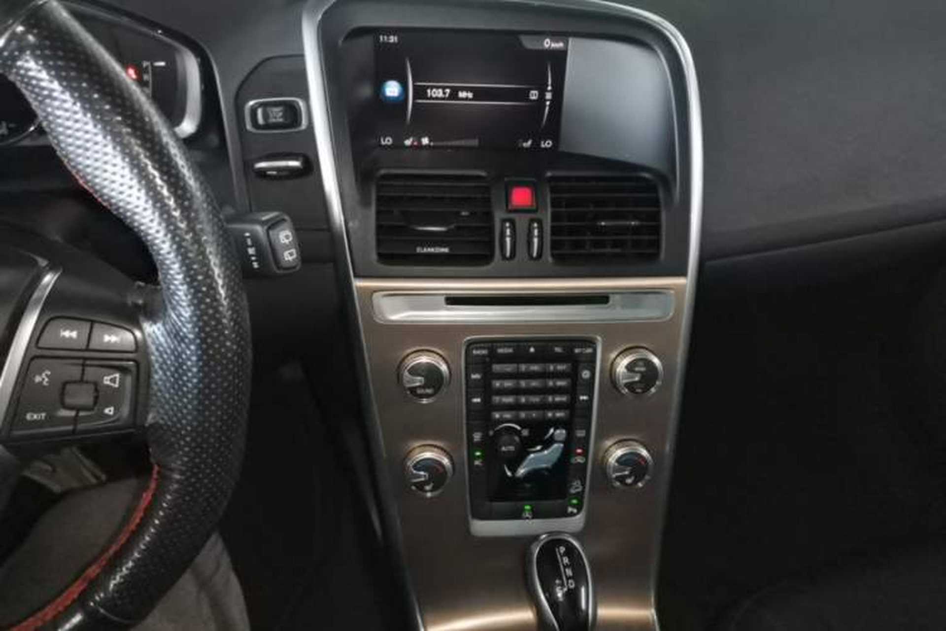 Used Volvo XC60 2017 T5 AWD Smart Upgrade Edition Audio And AC Panel