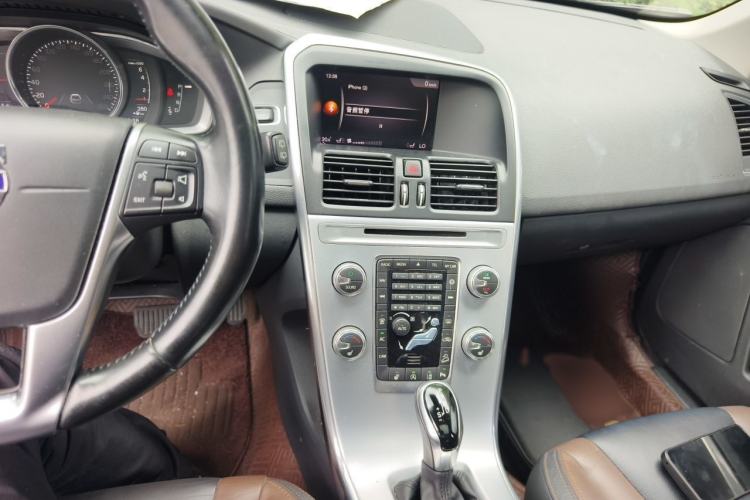 Used Volvo XC60 2017 T5 AWD Smart Upgrade Edition Audio And AC Panel