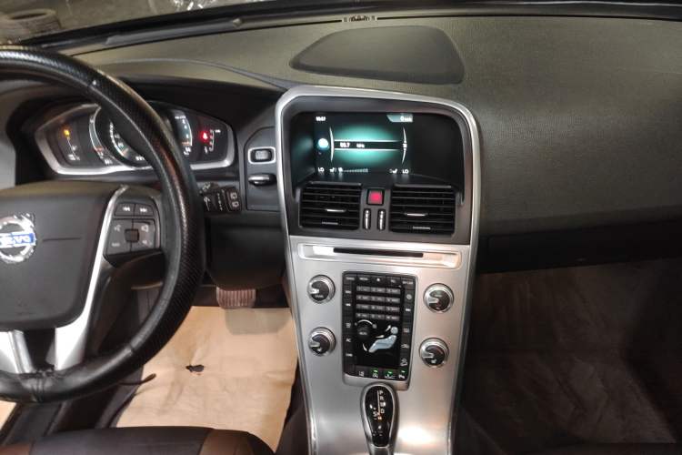 Used Volvo XC60 2017 T5 AWD Smart Range Edition Audio And AC Panel