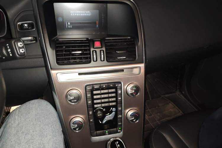 Used Volvo XC60 2017 T5 Smart Upgrade Edition Audio And AC Panel