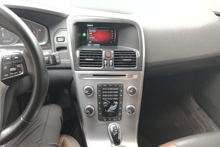 Used Volvo XC60 2017 T5 AWD Smart Range Edition Audio And AC Panel