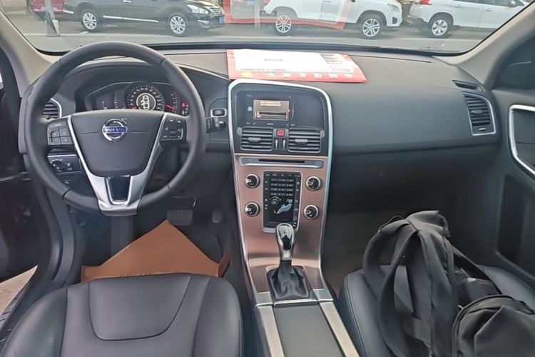 Used Volvo XC60 2017 T5 AWD Smart Upgrade Edition Center Console
