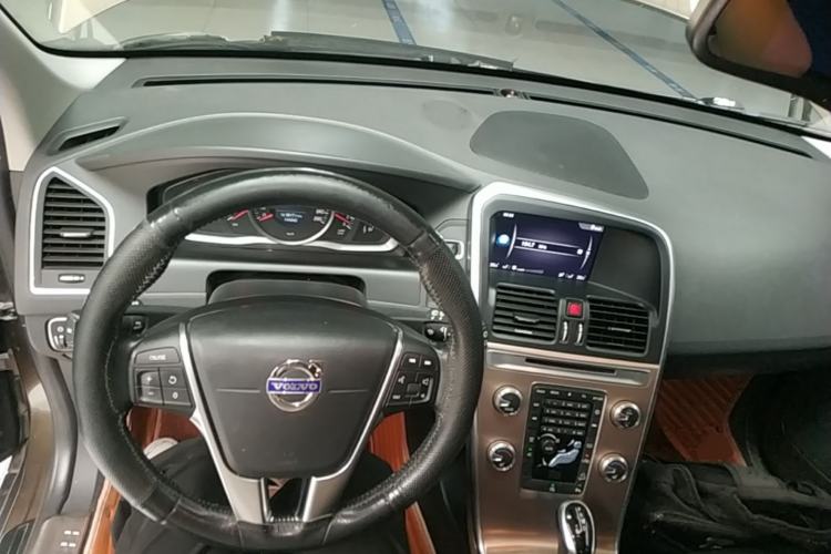 Used Volvo XC60 2017 T5 AWD Smart Upgrade Edition Center Console