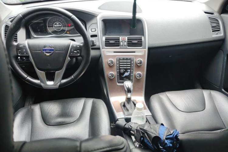 Used Volvo XC60  Center Console