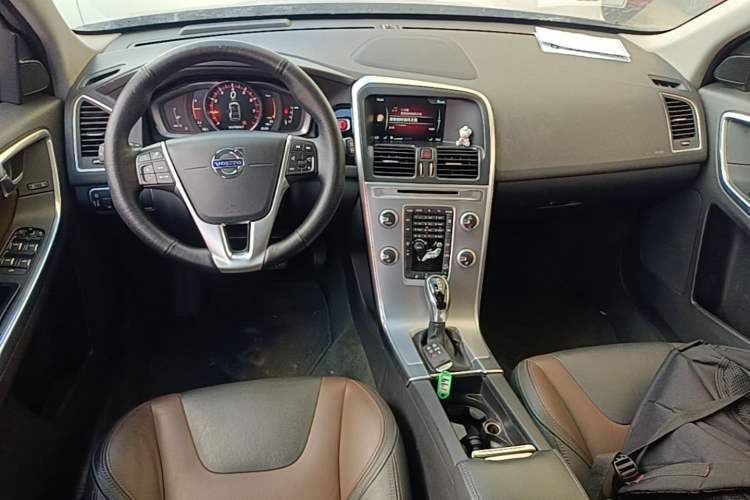 Used Volvo XC60 2017 T5 AWD Smart Upgrade Edition Center Console