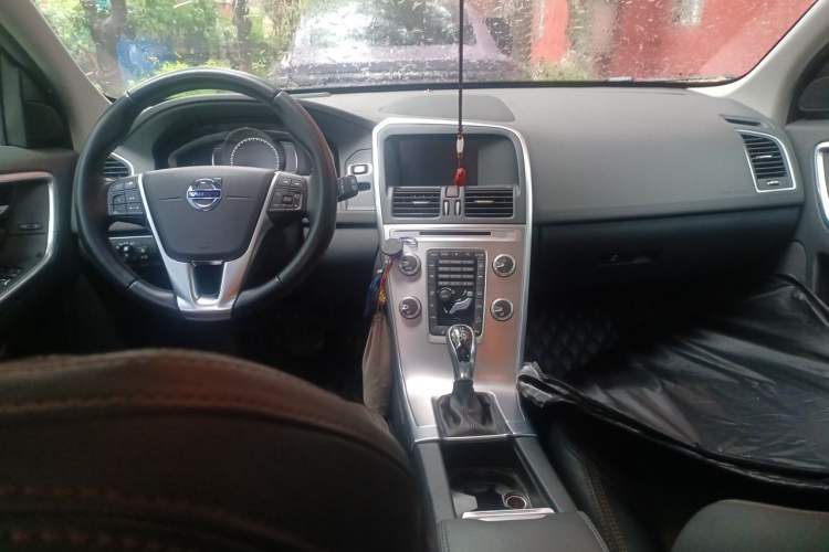 Used Volvo XC60 2017 T5 AWD Smart Upgrade Edition Center Console