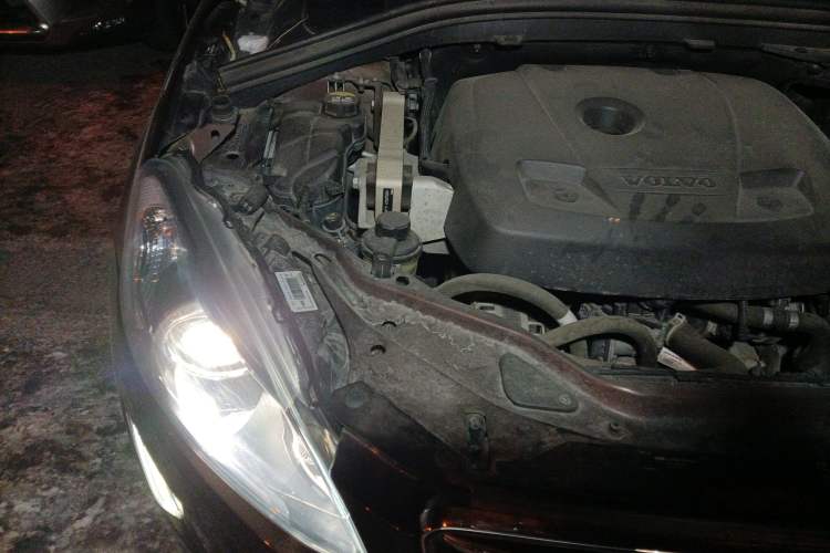 Used Volvo XC60 2017 T5 AWD Smart Upgrade Edition Engine Bay Right