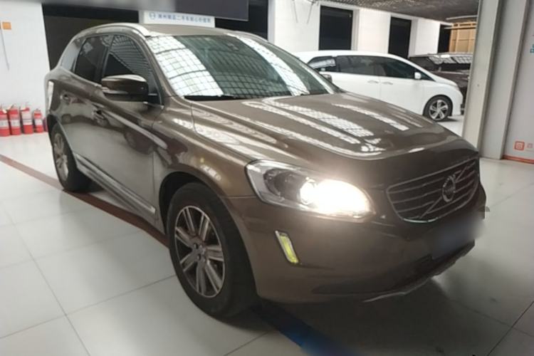 Used Volvo XC60 2017 T5 AWD Smart Upgrade Edition Front Right 45 Deg