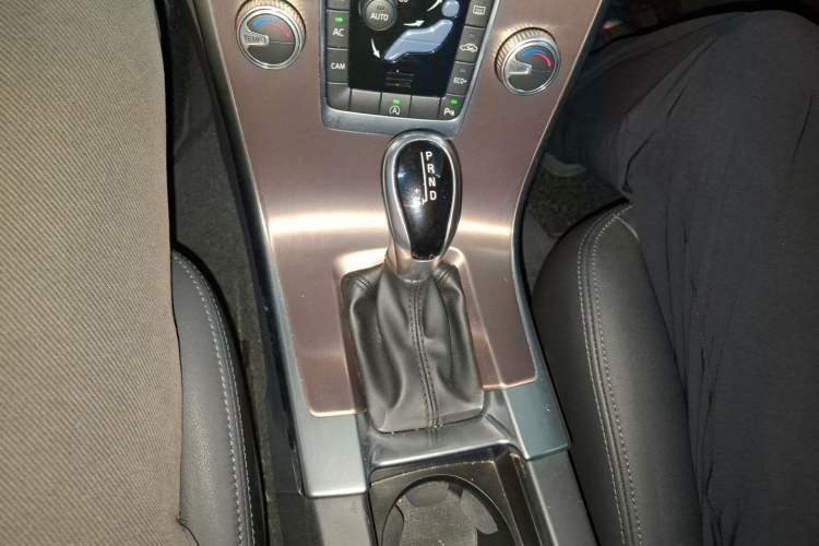 Used Volvo XC60 2017 T5 Smart Upgrade Edition Gear Lever
