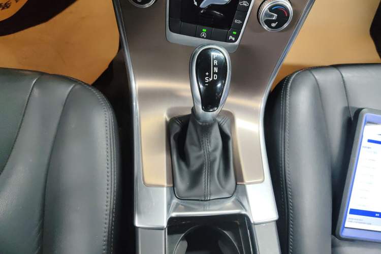 Used Volvo XC60 2017 T5 Smart Upgrade Edition Gear Lever