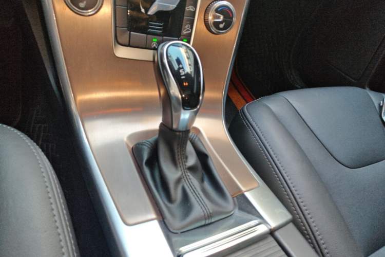 Used Volvo XC60 2017 T5 AWD Smart Upgrade Edition Gear Lever