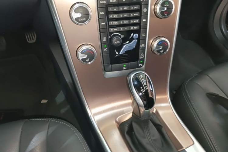 Used Volvo XC60 2017 T5 AWD Smart Upgrade Edition Gear Lever