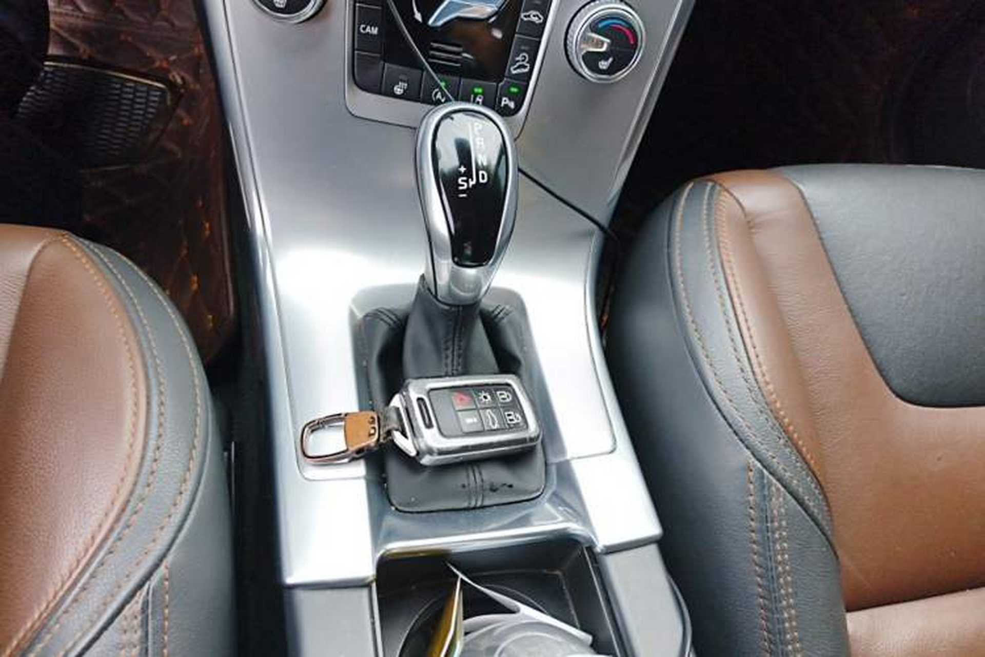 Used Volvo XC60 2017 T5 AWD Smart Upgrade Edition Gear Lever