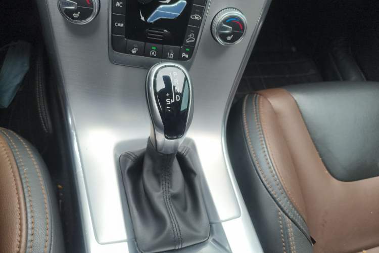Used Volvo XC60 2017 T5 AWD Smart Upgrade Edition Gear Lever