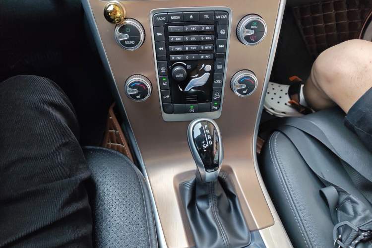Used Volvo XC60 2017 T5 AWD Smart Upgrade Model Gear Lever
