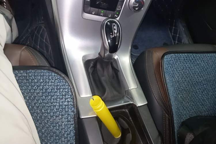 Used Volvo XC60 2017 T5 AWD Smart Upgrade Edition Gear Lever
