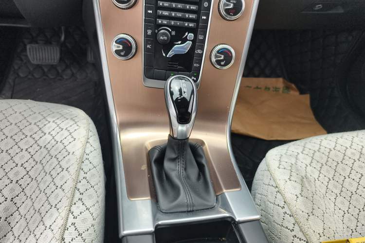 Used Volvo XC60 2017 T5 Smart Upgrade Edition Gear Lever