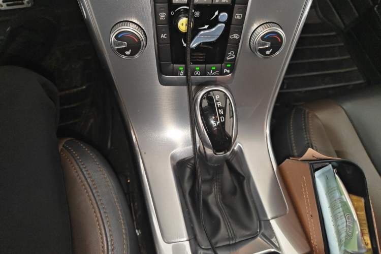 Used Volvo XC60 2017 T5 AWD Smart Range Edition Gear Lever