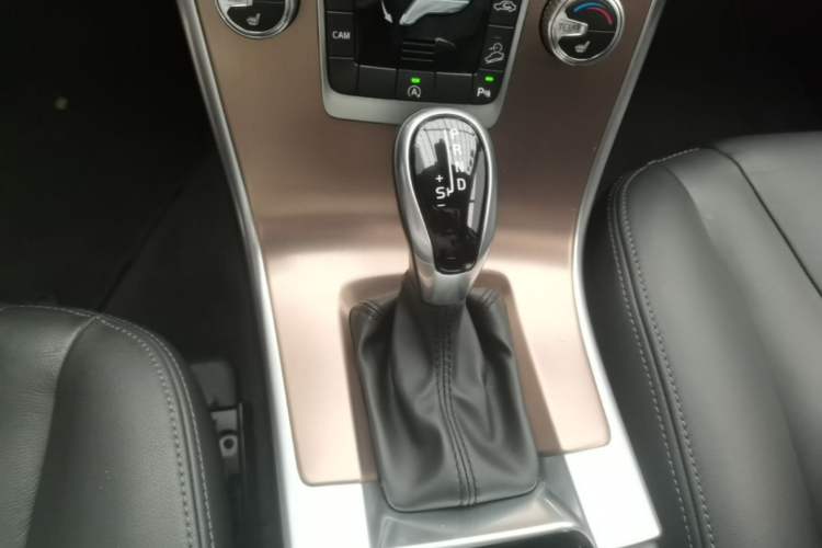 Used Volvo XC60 2017 T5 AWD Smart Upgrade Edition Gear Lever