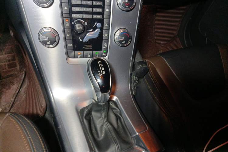Used Volvo XC60 2017 T5 AWD Smart Upgrade Edition Gear Lever