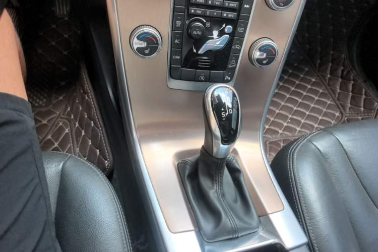 Used Volvo XC60 2017 T5 AWD Smart Upgrade Edition Gear Lever