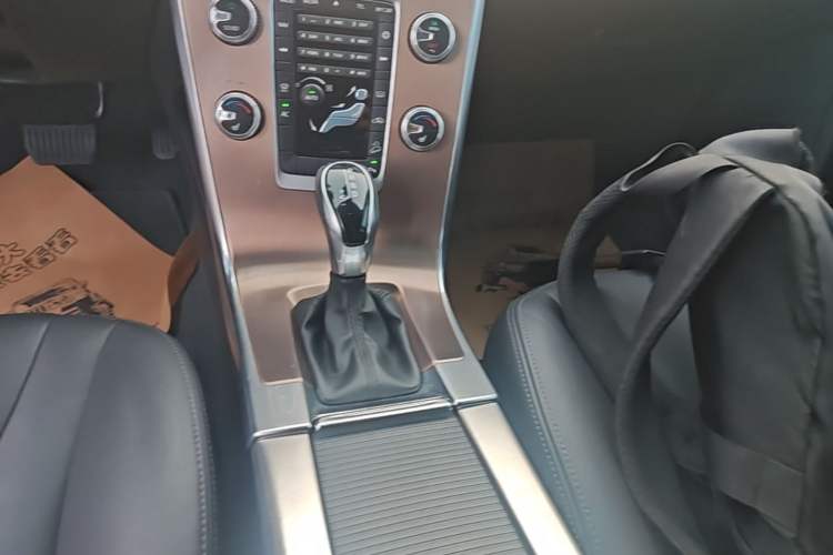 Used Volvo XC60 2017 T5 AWD Smart Upgrade Edition Gear Lever