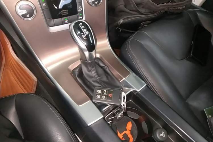 Used Volvo XC60 2017 T5 AWD Smart Upgrade Edition Gear Lever
