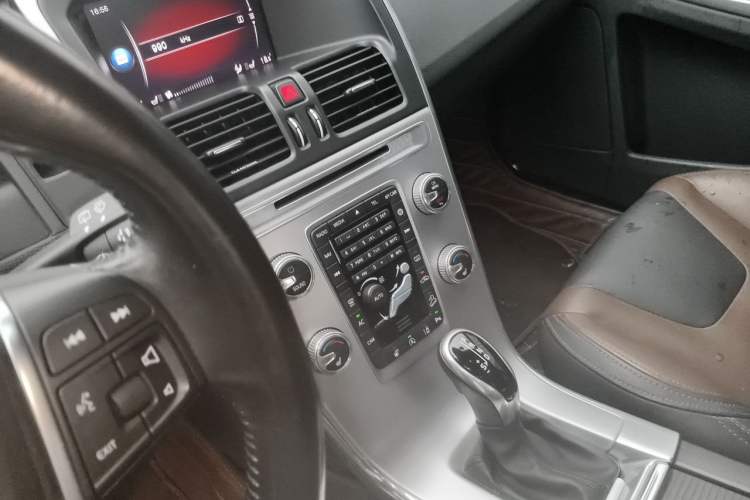 Used Volvo XC60 2017 T5 AWD Smart Upgrade Edition Gear Lever