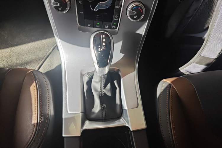 Used Volvo XC60 2017 T5 AWD Smart Upgrade Edition Gear Lever