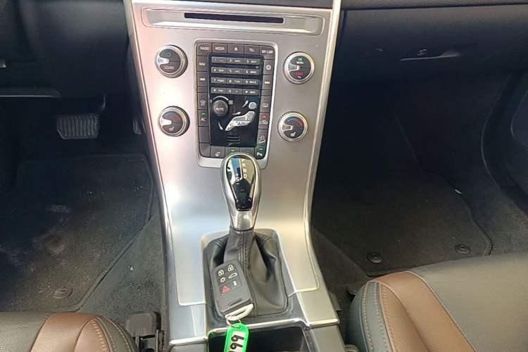 Used Volvo XC60 2017 T5 AWD Smart Upgrade Edition Gear Lever