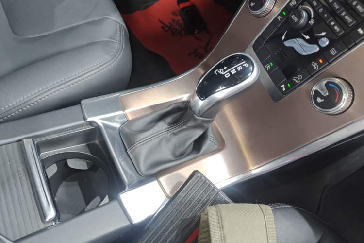 Used Volvo XC60 2017 T5 AWD Smart Upgrade Edition Gear Lever