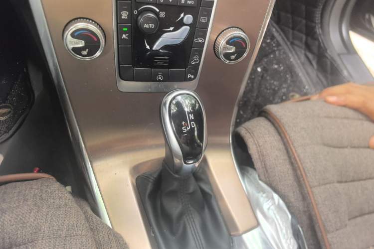 Used Volvo XC60 2017 T5 AWD Smart Upgrade Edition Gear Lever