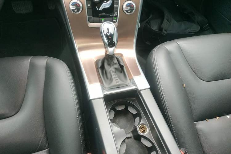 Used Volvo XC60 2017 T5 AWD Smart Upgrade Edition Gear Lever