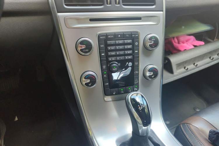 Used Volvo XC60 2017 T5 AWD Smart Upgrade Edition Gear Lever