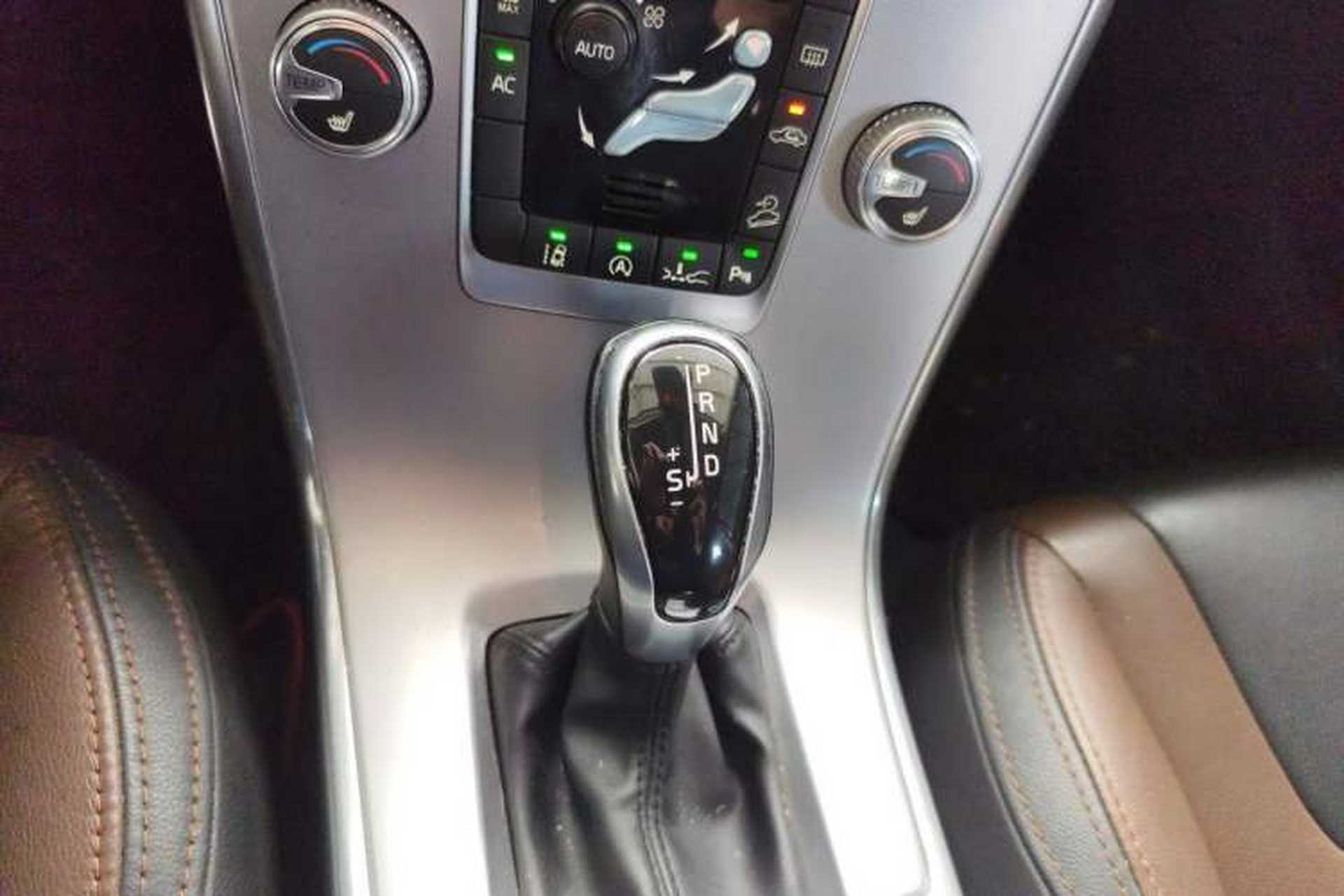 Used Volvo XC60 2017 T5 AWD Smart Range Edition Gear Lever