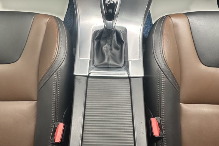 Used Volvo XC60 2017 T5 AWD Smart Upgrade Edition Gear Lever