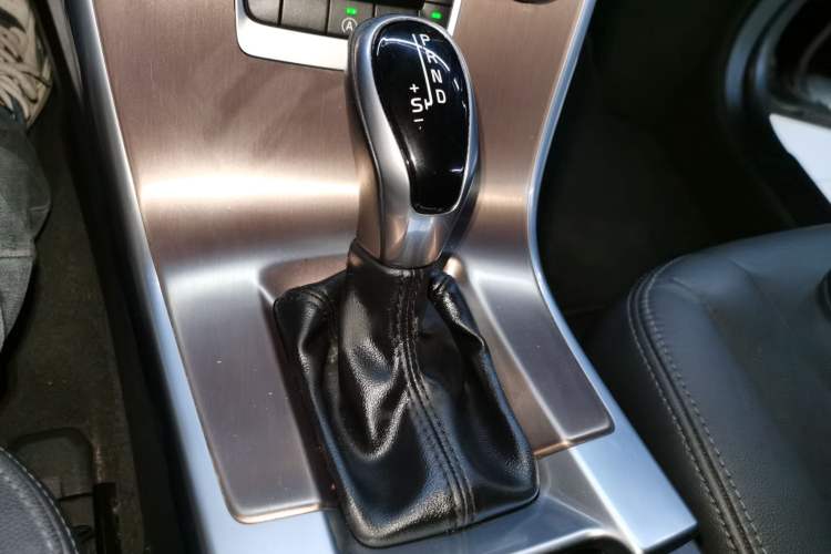 Used Volvo XC60 2017 T5 AWD Smart Upgrade Edition Gear Lever