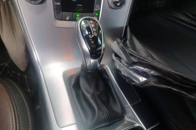 Used Volvo XC60 2017 T5 AWD Smart Upgrade Edition Gear Lever