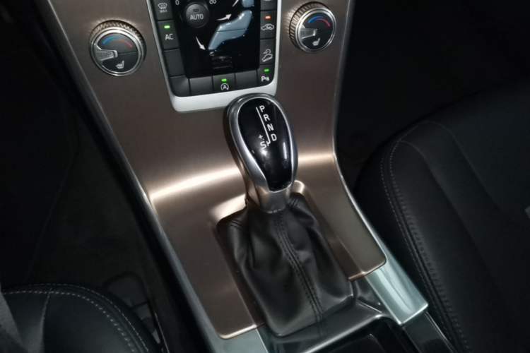 Used Volvo XC60 2017 T5 AWD Smart Upgrade Edition Gear Lever