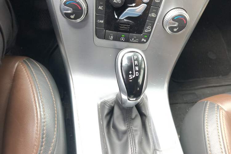 Used Volvo XC60 2017 T5 AWD Smart Range Edition Gear Lever