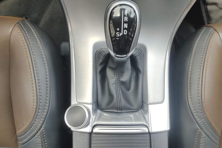 Used Volvo XC60 2017 T5 AWD Smart Upgrade Edition Gear Lever