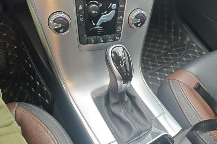 Used Volvo XC60 2017 T5 AWD Smart Range Edition Gear Lever