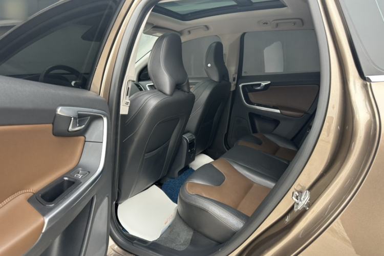 Used Volvo XC60 2017 T5 AWD Smart Upgrade Edition Interior 2
