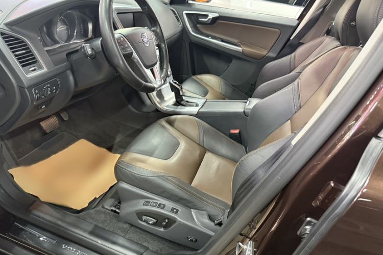Used Volvo XC60 2017 T5 AWD Smart Upgrade Edition Interior 2