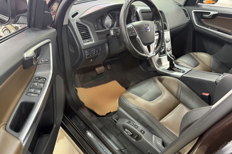 Used Volvo XC60 2017 T5 AWD Smart Upgrade Edition Interior 3
